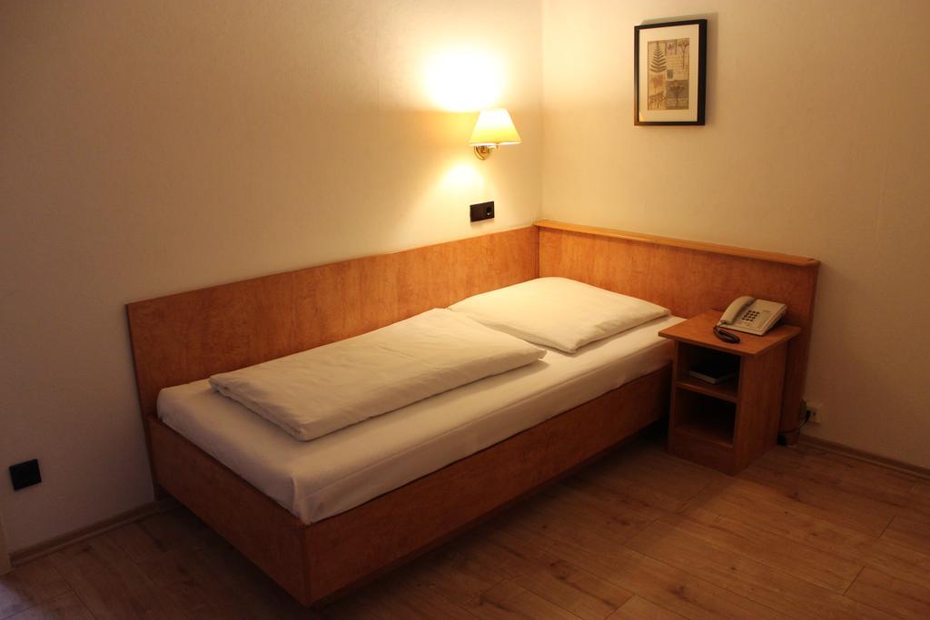 Hotel Gaya Bad Soden am Taunus Ruang foto